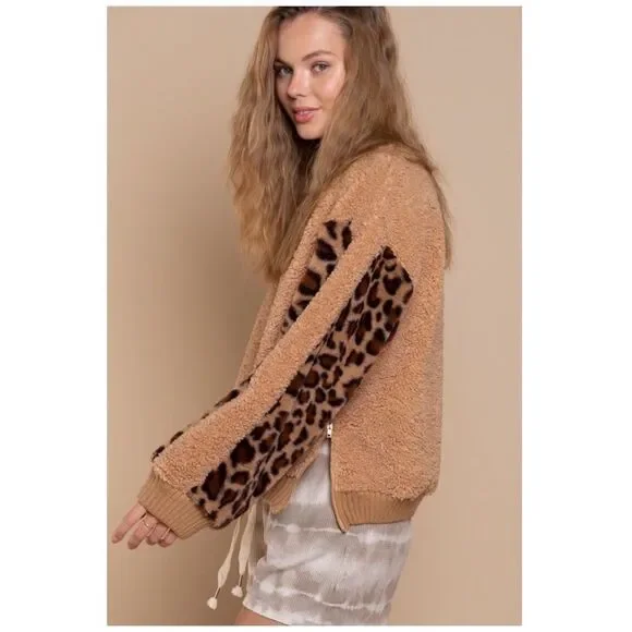 𝅺sherpa Top with Leopard Print - Picture 4 of 9